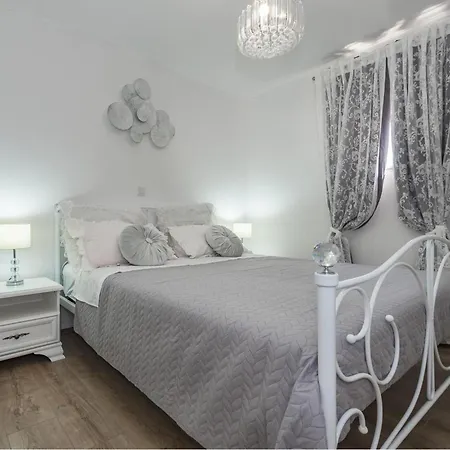 Holiday home Awesome In Danilo Vrpolje